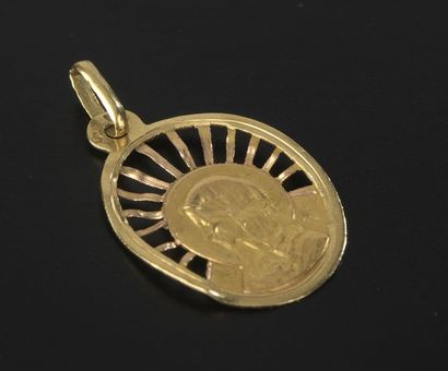 null Médaille de forme ovale en or jaune 750 millièmes ajourée, le centre figurant...
