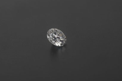 null Bague en platine 850 millièmes ornée au centre d'un diamant rond de taille brillant...