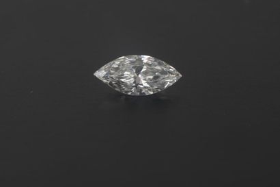 null Bague en or gris 9k et argent 800 millièmes ornée au centre d'un diamant navette...
