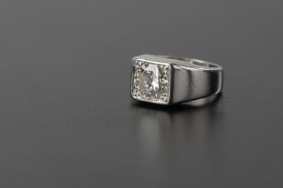 null Bague chevalière en platine 950 millièmes, le chaton carré serti clos d'un diamant...