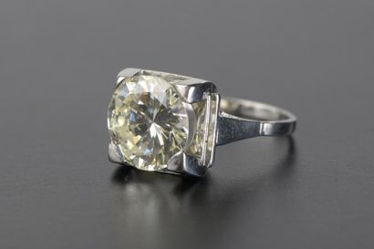 null Bague en platine 950 millièmes ornée au centre d'un diamant rond de taille brillant...