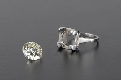 null Bague en platine 950 millièmes ornée au centre d'un diamant rond de taille brillant...