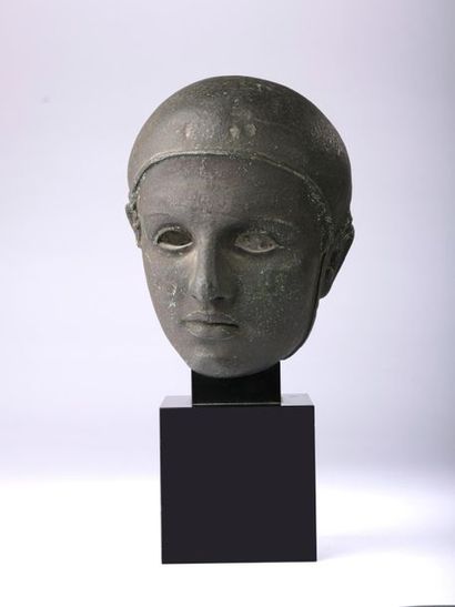 null D'après l'Antique.
Tête de jeune athlète au bonnet. 
Bronze à patine noire nuancée...