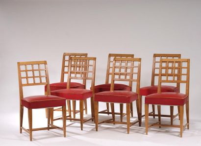 null Lucien ROLLIN (1906-1993).
Suite de sept chaises en che?ne, le dossier quadrille?...
