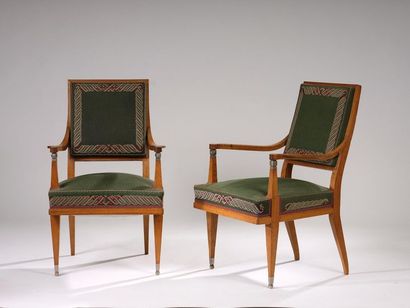 null Lucien ROLLIN (1905-1993).

Suite de deux fauteuils en frêne à dossier droit,...