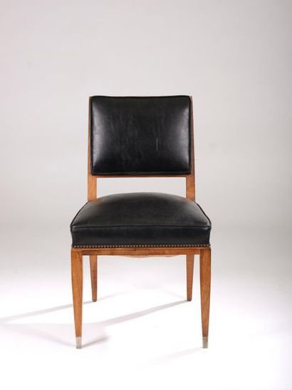 null Lucien ROLLIN (1906-1993).
Chaise en chêne à dossier droit, l'assise trapézoïdale,...