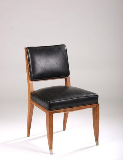 null Lucien ROLLIN (1906-1993).
Chaise en chêne à dossier droit, l'assise trapézoïdale,...