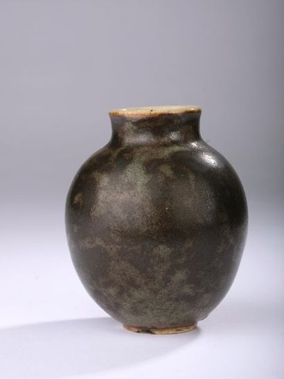 null Josep LORRENS ARTIGAS (1892-1980).
Petit vase boule en céramique émaillée noir.
Signé...