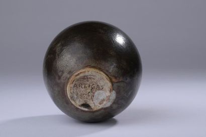 null Josep LORRENS ARTIGAS (1892-1980).
Petit vase boule en céramique émaillée noir.
Signé...