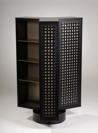 null Lucien ROLLIN (1906-1993).
Bibliothèque tournante en métal laqué noir et beige...