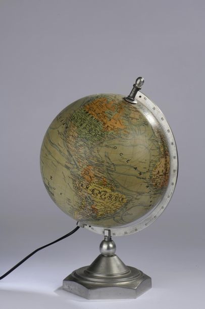 null Globe terrestre lumineux en verre et papier, carte dressée par J. Forest, géographe...