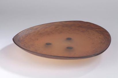 null Charles SCHNEIDER (1881-1953). 
Importante coupe plate en verre marmoréen orange,...