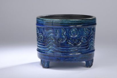 null Pol CHAMBOST (1906-1983).
Jardinière tripode en céramique émaillée bleue à décor...