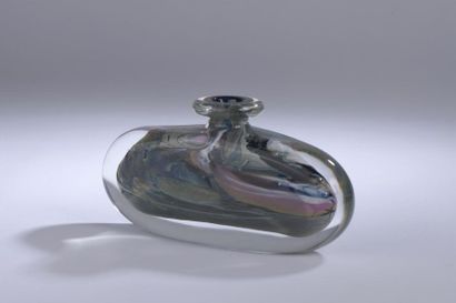 null Michèle LUZORO (née en 1949).
Petit vase à panse allongée en verre doublé à...