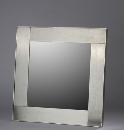 null Miroir carré en aluminium brossé (soulèvement).
Années 1970.
Haut. : 53 cm -...