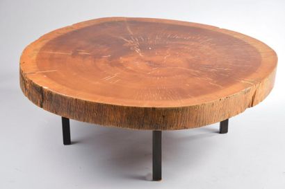 null Table basse circulaire formée d’une tranche de bois exotique vernis reposant...