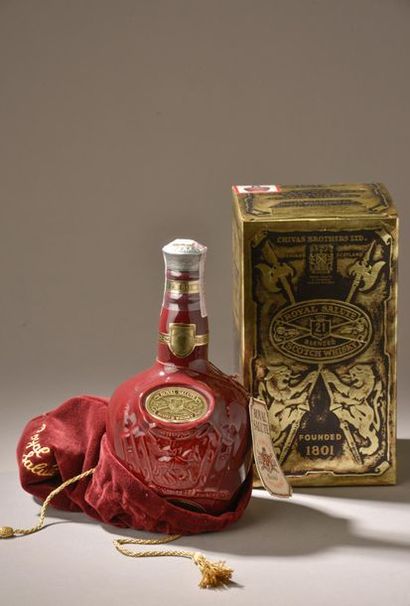 null 1 bouteille SCOTCH WHISKY "Royal Salute", Chivas 21 years (cruche en porcelaine)...