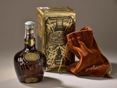 null 1 bouteille SCOTCH WHISKY "Royal Salute", Chivas 21 years (cruche en porcelaine)...
