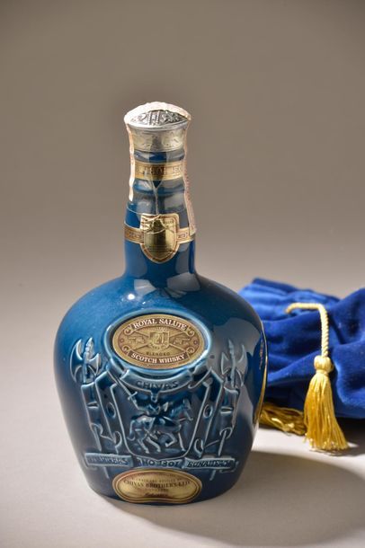 null 1 bouteille SCOTCH WHISKY "Royal Salute", Chivas 21 years (cruche en porcelaine)...