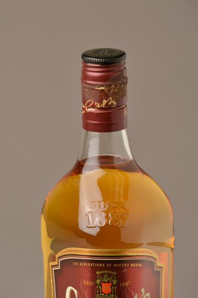 null 4 bouteilles SCOTCH WHISKY "Family Reserve", Grant's (1 MB, bouteille fêlée)...
