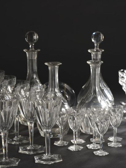 null BACCARAT.
Partie de service de verre en cristal taillé modèle "Compiègne". Elle...