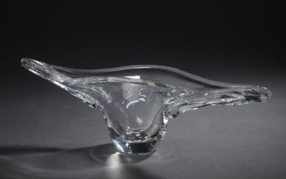 null DAUM France.
Shuttle cup in pressed molded crystal.
Signed at the tip at the...