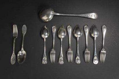 null Silver set consisting of a ladle and four single flatware, the back of the spatula...