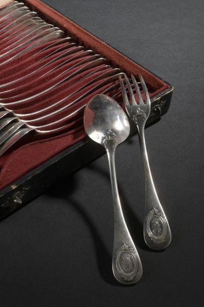 null Silver set comprising: 
- Five flatware and four spoons of the single flat model,...