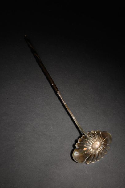 null Silver punch ladle, gadroon spoon, twisted horn handle (cracks, lacks and deformation)....