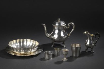 null Silver set including:
- Cup and its display in plain silver with gadrooned edge.
Goldsmith:...