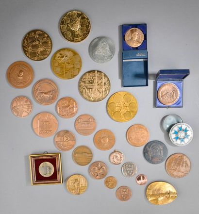 Lot de 28 médailles en bronze ou cuivre comprenant...