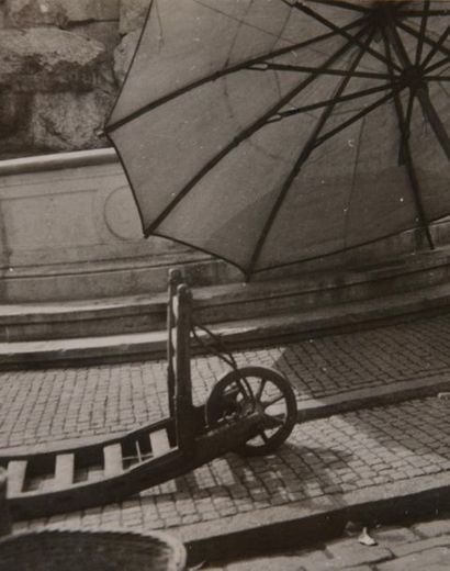 null *Vilém Reichmann (1908-1991) 
Le Pont. Composition à l'ombrelle. Buste par la...