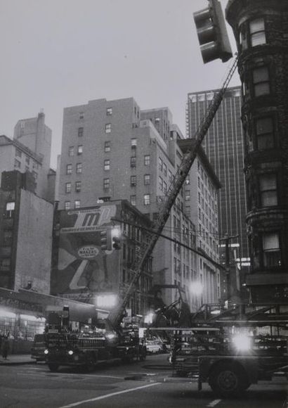 null *Louis Lucchesi
États-Unis, c. 1960.
Pompiers à New York. Lower East Side. Building...