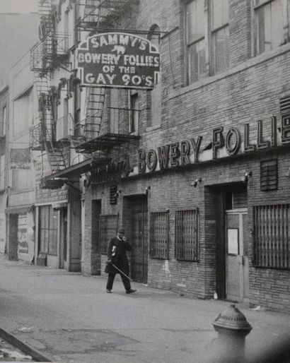 null *Louis Lucchesi
États-Unis, c. 1960.
Pompiers à New York. Lower East Side. Building...