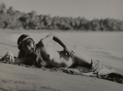 null *Roger Parry (1905-1977)
Nu tahitien, c. 1940.
Épreuve argentique d'époque,...