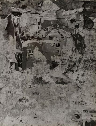 null *Lucien Clergue (1934-2014)
Arles, 1953.
Affiches déchirées, ruines de la guerre.
Épreuve...