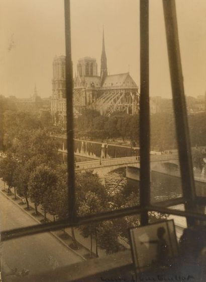 null *Laure Albin Guillot (1879-1962)
Notre-Dame de Paris. Arbre devant une maison....