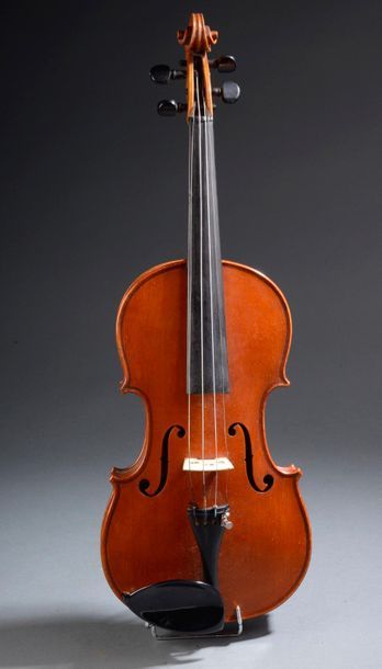 null Violon Mirecourt, vers 1860.
Assez bon état.
Long. : 358 millimètres
Boîte et...