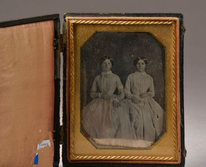 null Daguerréotype quart de plaque représentant un portrait de deux soeurs dans son...