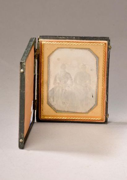 null Daguerréotype quart de plaque représentant une mère et ses deux filles dans...