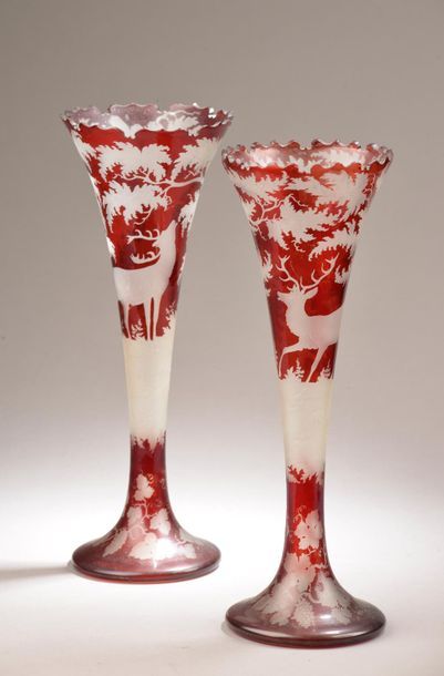 null Paire de vases cornet à bords découpés en verre de bohème doublé rouge gravé...