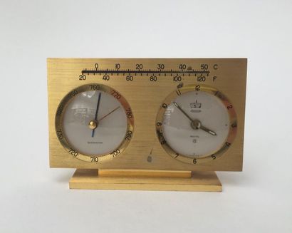 null JAEGER. 
Baromètre-thermomètre-horloge de bureau rectangulaire en laiton doré...