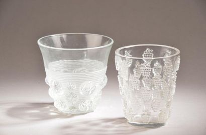null LALIQUE France.

Vase en cristal pressé moulé à décor en relief de pampres....