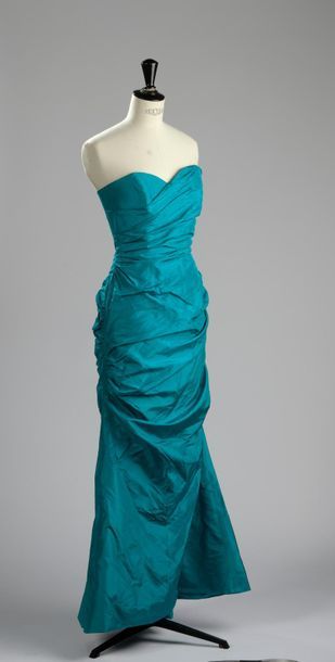 null Francky VELUCCI.
Robe bustier du soir en soie bleu turquoise froncée, le dos...