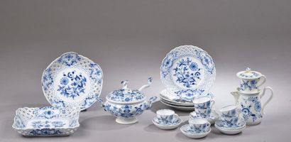 null MEISSEN. 

Ensemble en porcelaine à décor en camaïeu bleu dit oignon inspiré...