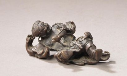 null JAPON, fin du XIXe - début du XXe siècle.
Sujet en bronze à patine brune finement...