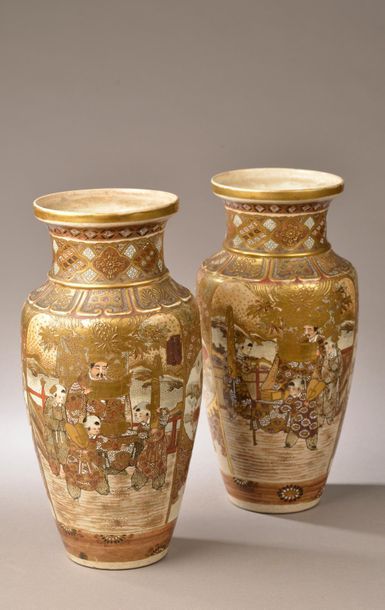 null JAPON, SATSUMA, début du XXe siècle. 
Paire de vases balustres en faïence à...