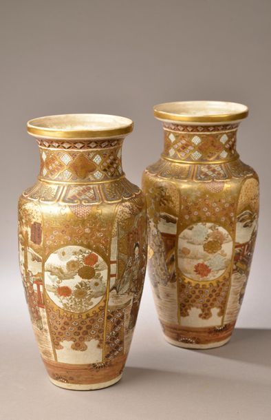 null JAPON, SATSUMA, début du XXe siècle. 
Paire de vases balustres en faïence à...