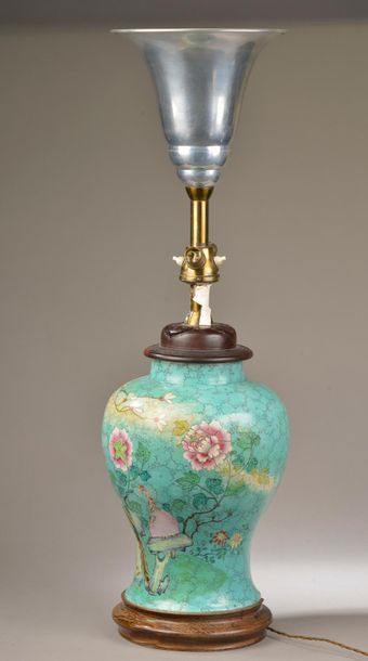 null CHINE, XXe siècle.
Vase balustre en porcelaine émaillée à décor de chrysanthème...