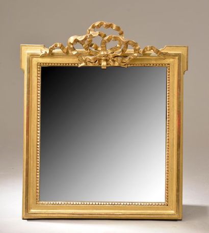 null Miroir en composition dorée rechampi gris ceint d'une frise de perles et surmonté...